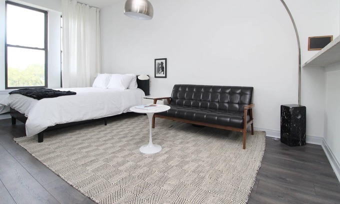 East Hyde Park Apartment | UChicago, Shops + Eats, Lake | Gym + W&D | Zencity