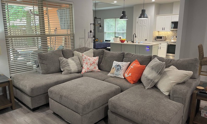 Gainesville House | UF 4BR/4BA Gem–Walk to Stadium-Renovated-Spacious-New Beds-Clean & Spacious