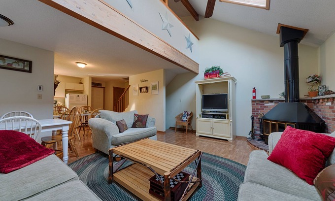 Village at Camelback House | Ultimate 4 Season Family Getaway on Camelback Mntn - Sleep options for 14 - WiFi