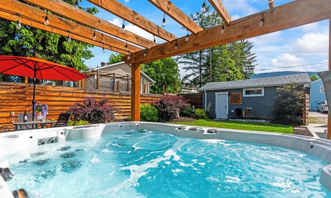 East Hill House | Ultimate Heritage Retreat: Hot Tub, Cold Plunge, Private Yard, Vernon