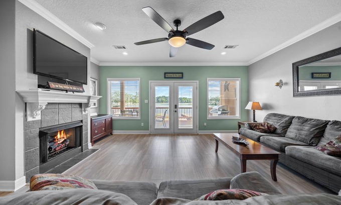Lake Hamilton Condo | Ultimate Lakefront Retreat in Hot Springs with Private Boat Slip!
