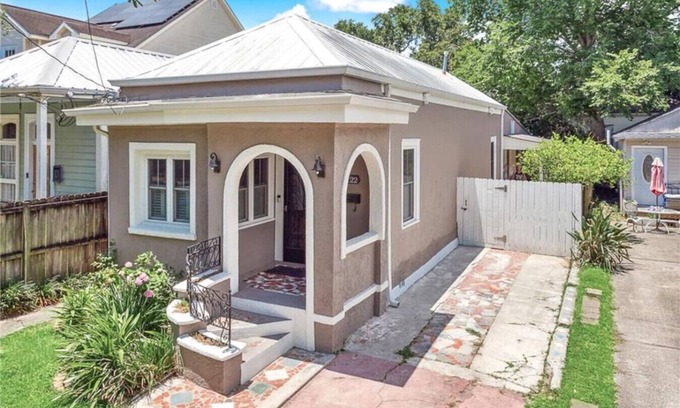 East Carrollton House | Ultimate Uptown Cottage