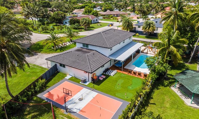 Country Club House | Ultimate Vacation Retreat heated pool & Mini Golf L63