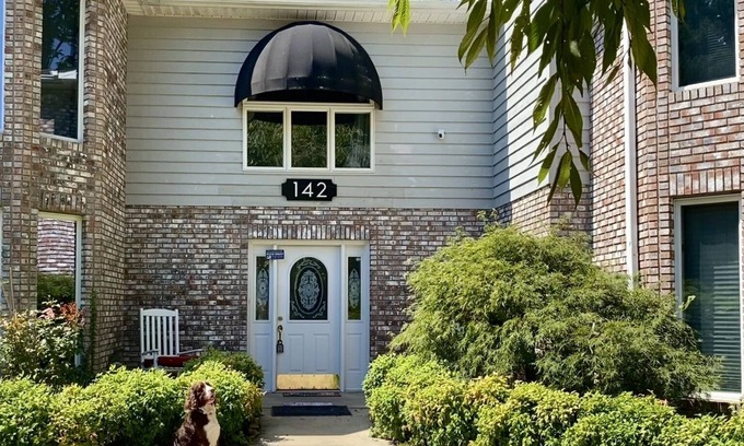 Fletcher House | Ultra-Convenient Private Oasis HOT TUB FIRE PIT Yoga~Gym 5 Bdrm~4 Bath