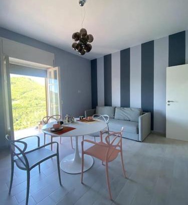 Campinola Apartment | Una suite pop nel blu della Costiera