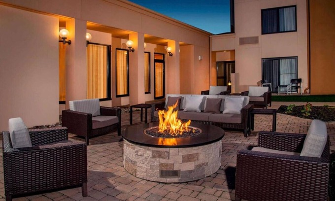 Newark Hotel | Unbeatable Location! 2 Comfortable Units, Indoor Swimming Pool, Pets are Welcome
