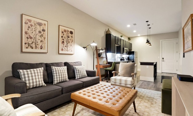 Golden Condo | Unbeatable Location Golden Condo - Walk Everywhere