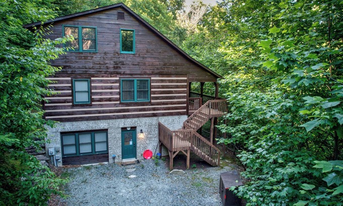 Boone Cabin | Uncle Johns Cabin in peaceful Valle Crucis - Hot Tub - Pool Table - Ping Pong