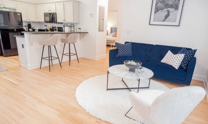 Old Fourth Ward Apartment | Uncover ATL’s Vibes: Chic Getaway near Ponce & Krog Market, Ideal City Living!