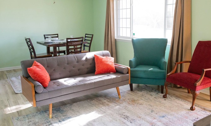 Broadmoor House | Under the Oak in Shreveport - Close to Barksdale, Hospitals, Downtown, and more!