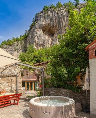 Koper Apartment | Under the rock house in Osp with jacuzzi