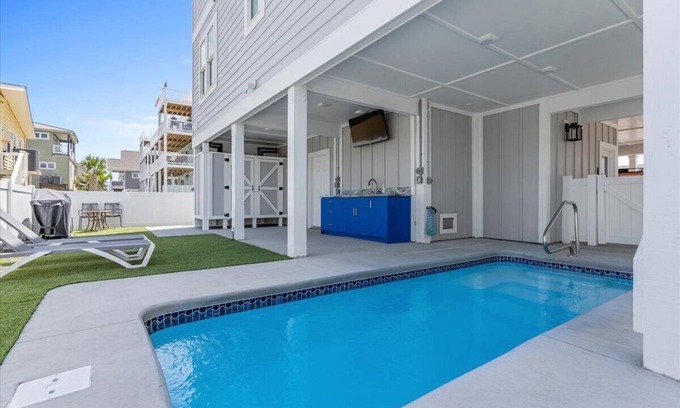 Sunset Beach House | Undoer of Knots is a luxurious beach home with 6 bedrooms designed for relaxation.