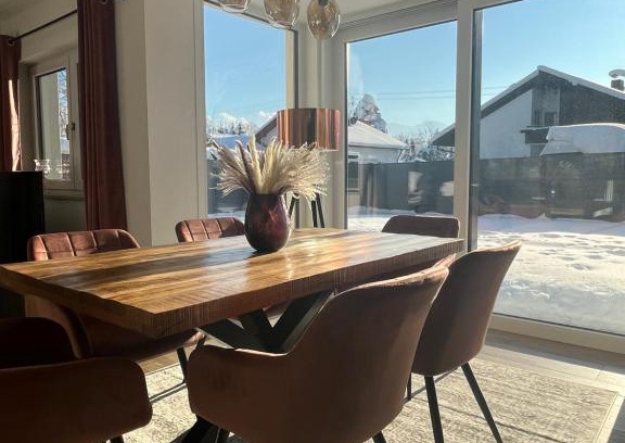 Prien am Chiemsee Apartment | UNiQE I 95qm I Bergblick I Garten I BBQ I seenah