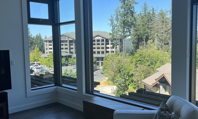 Bear Mountain Resort Condo | Unique 13ft ceiling condo/golf club/fitness facilities/outdoor pool/hiking 👍