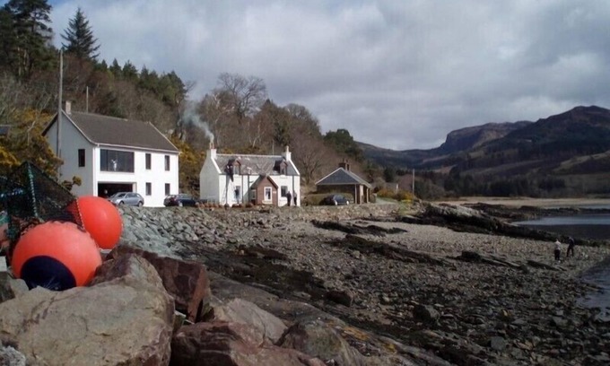 Balmacara House | Unique and spacious holiday house set on the sea front