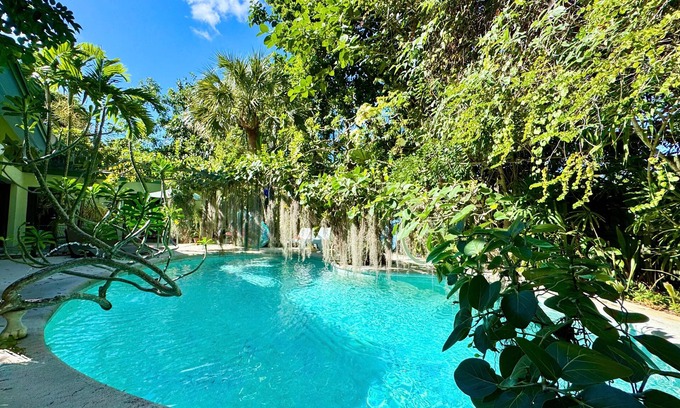 Wilton Manors House | Unique Art & Nature Hideaway Walk to Wilton Drive