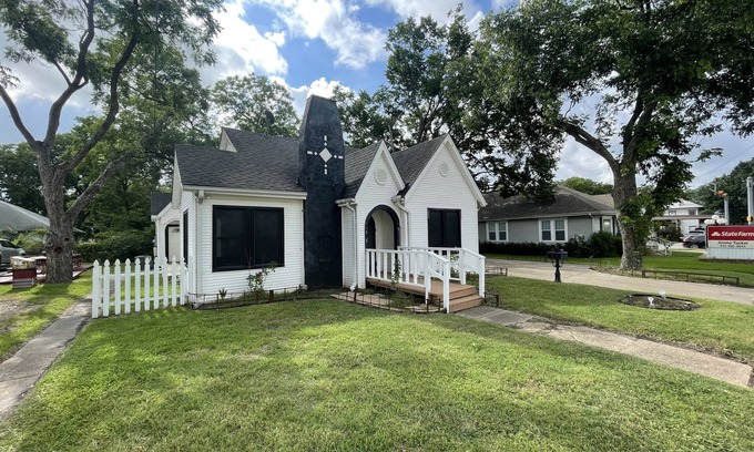 Kaufman House | Unique Artist home on Main Street Kaufman!