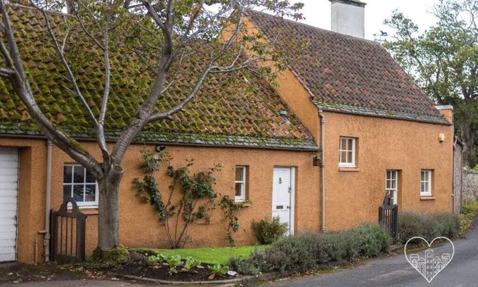 Inveresk House | Unique cosy cottage with stunning gardens & private front door