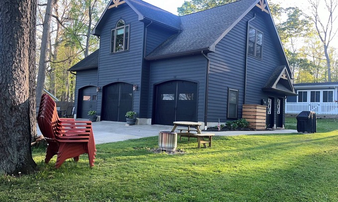 Hunt Cottage | Unique cottage on Silver Lake. Golfing, boating, hiking and more!