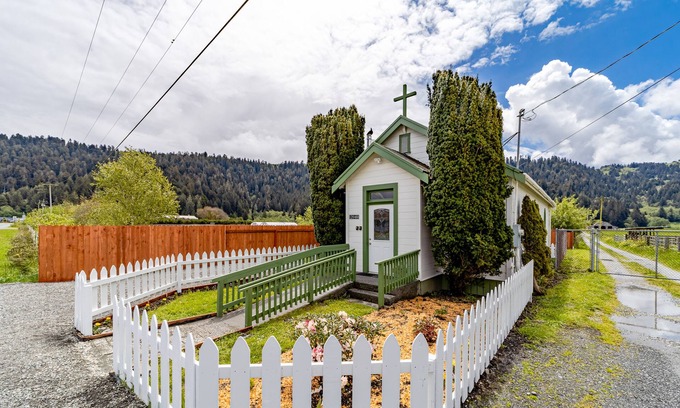 Orick House | Unique farm cabin with WiFi, private washer/dryer, & kitchenette