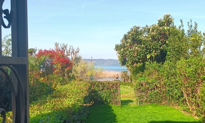 Sirmione Apartment | Unique garden apartment in beach villa directly on the lake