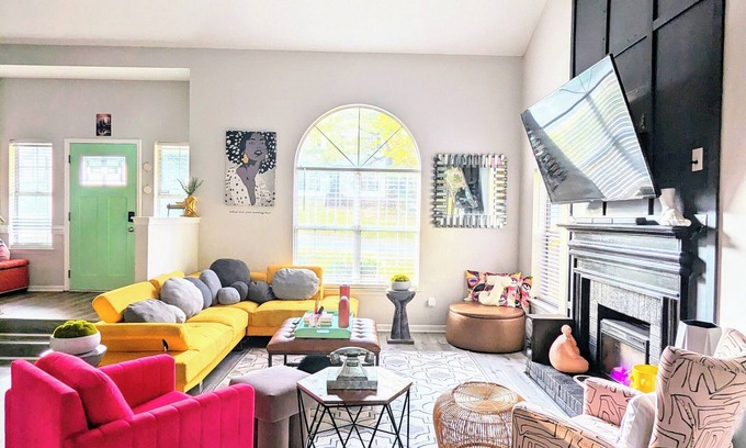 Paw Creek House | Unique Glamping Artsy Home Charlotte Outdoor Theater Firepit 12 min Downtown