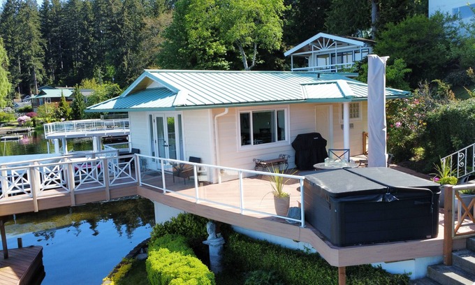 Lake Goodwin Cabin | Unique Lake Goodwin Waterfront Cabin with Private Hot Tub and Boat Moorage