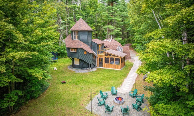Gravenhurst House | Unique Muskoka Retreat w/Hot Tub on 10 Acres