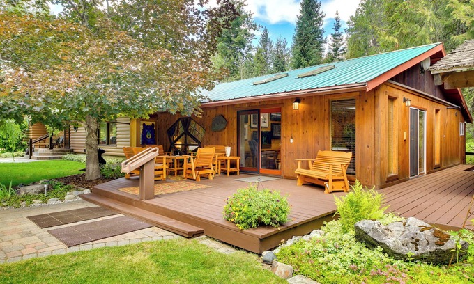 Nordman Cabin | Unique Nordman Retreat 1 Mi to Priest Lake!