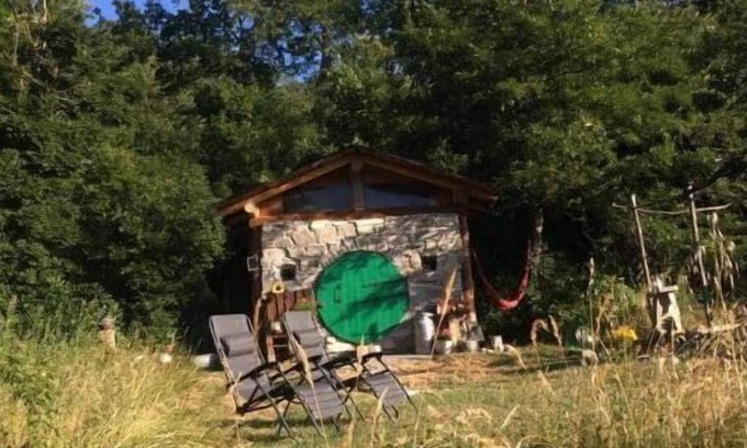 Villa Minozzo Cabin | Unique offgrid forest cabin, hand built using recycled materials.
