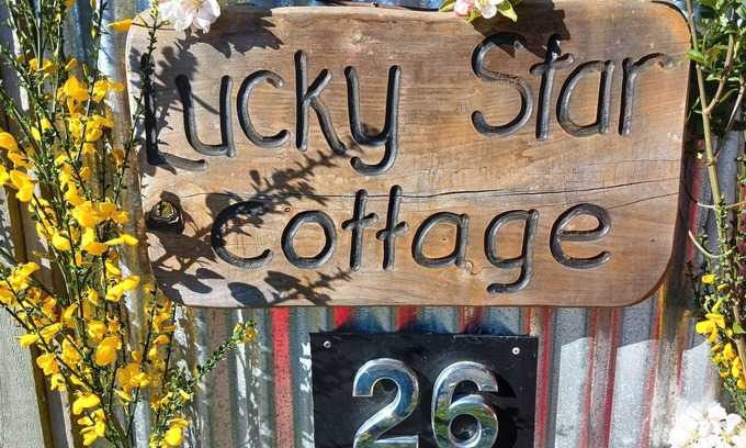 Fairlie Cottage | Unique Star-Gazing Entertainment from your Pillow