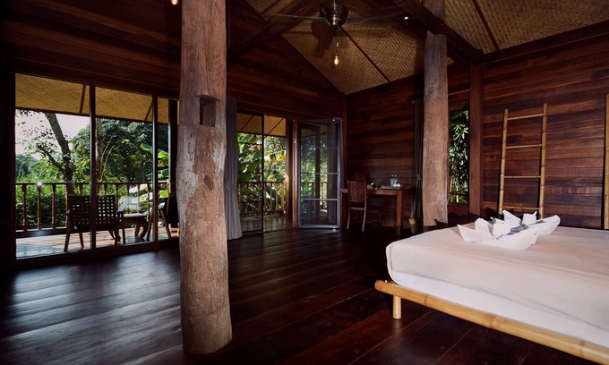 Nang Lae Cottage | Unique stilted wooden house near Black House museum