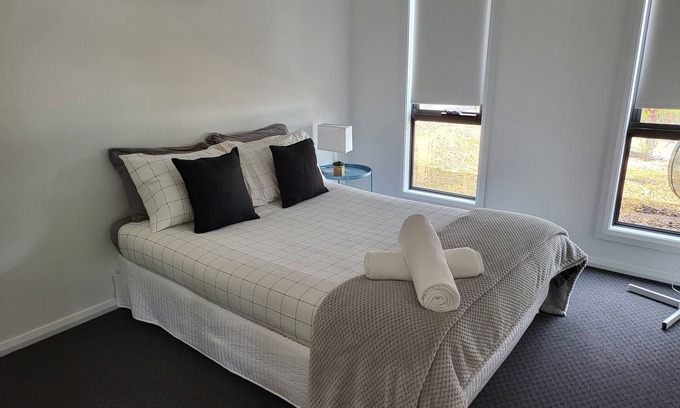 Lithgow Villa | Unit 11 - Fresh 3-bedroom villa with on-site Parking