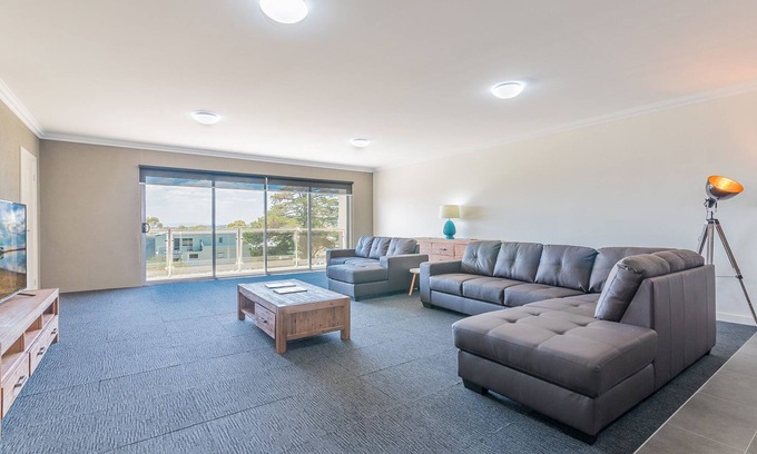 Cowes Apartment | Unit 3-83 Thompson Ave, in the heart of Cowes, includes linen.