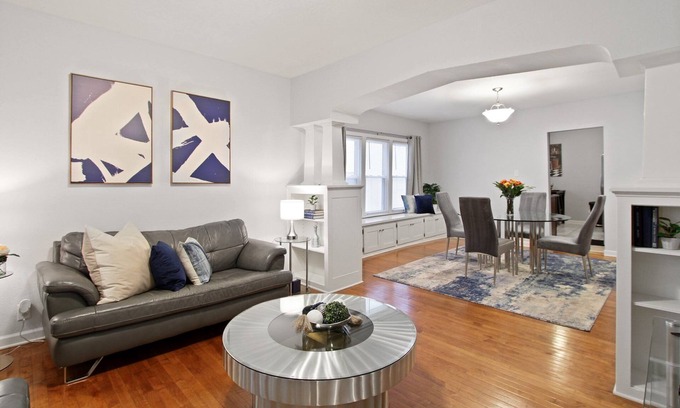 Bay View Apartment | Unwind at Burrell Bay, our fully equipped 2-bedroom apartment in Bay View/Mke.