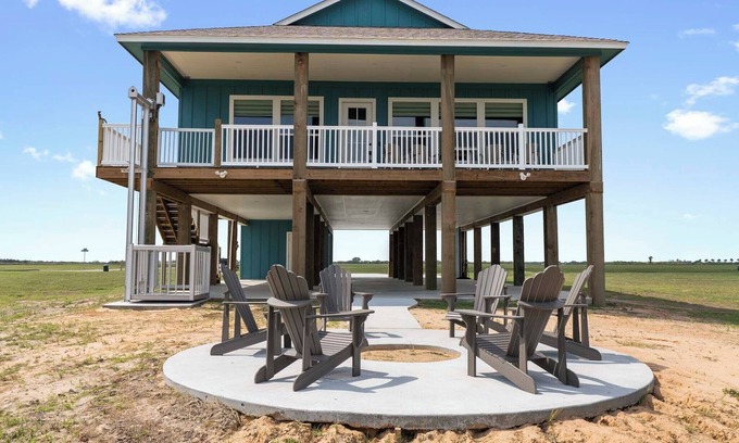 Palacios House | Unwind on the Bay- Fishing, Pool, Tennis, Basketball courts & Kids' Playground