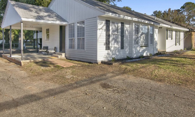 Groves House | Updated 3 bedroom home in Groves