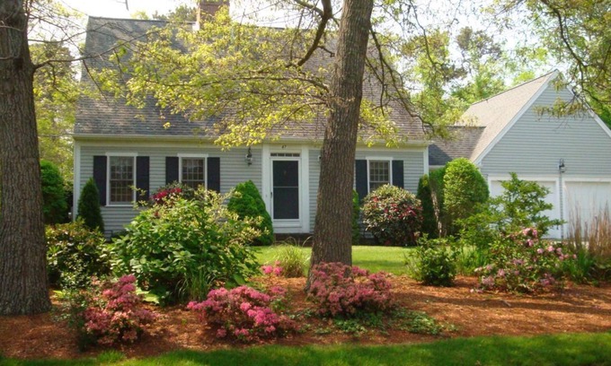 Brewster House | Updated and Spacious, Walk to the Bay Cape. WiFi, Cntrl A/C, Yard.