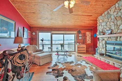 Burlington House | Updated Cabin on 7 Acres - Day Trip to Lake Geneva