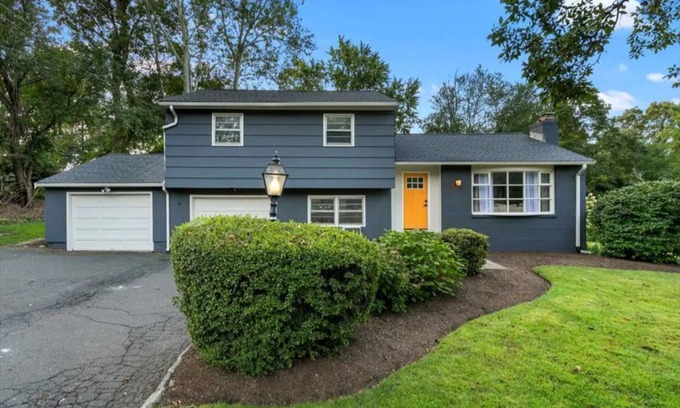 Trumbull House | Updated, cozy single family in Fairfield County