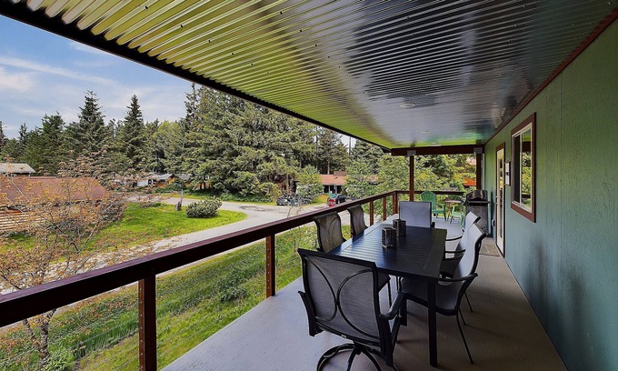 Mendenhall Valley House | Updated Home Near Mendenhall Glacier w/Large Deck