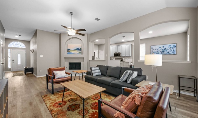 Corinth House | Updated Lonestar Cozy Retreat 3BR - Quick access to DFW airport, Denton area