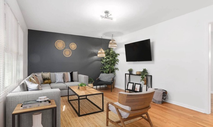 Nall Hills House | Updated Modern 4 Bedroom |King Bed |Close to shops