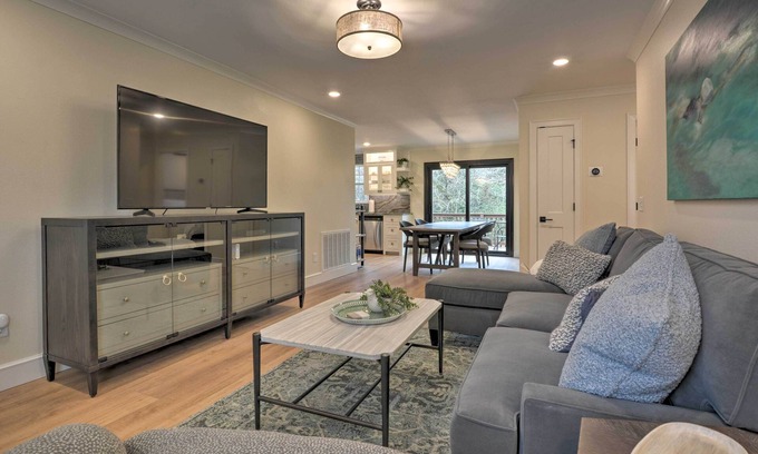 Downtown House | Updated & Modern House < 1 Mi to Dtwn Bentonville!