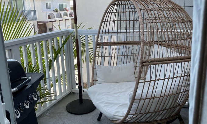 Gas Lamp Section House | Updated Modern Beach Apartment