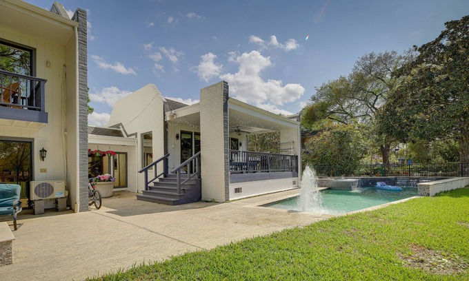 Sugar Land House | Updated Sugar Land Home w/ Grill & Pool!