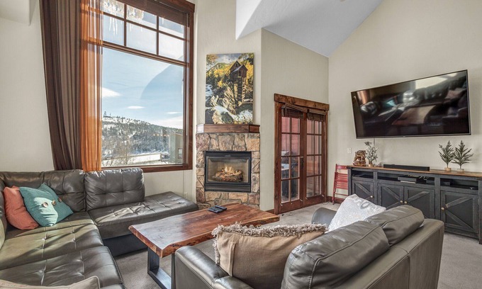 Wildernest House | Updated Townhome 2 minutes to I-70!
