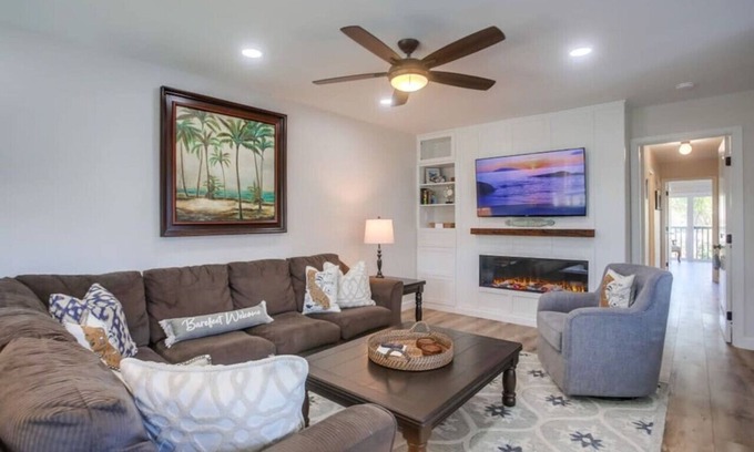 Del Mar Condo | Upgraded Condo steps to the beach