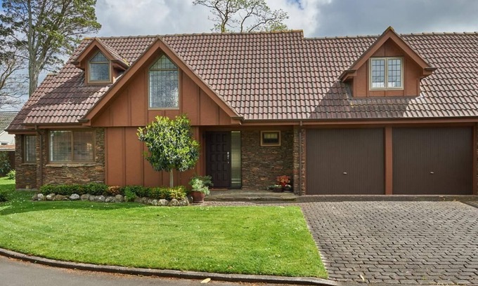 Palmerston North House | Upmarket Townhouse - walk to CBD. Park-like surroundings. *spa pool*