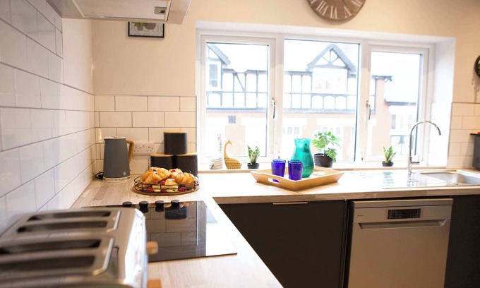 Trafford Apartment | Upper Gathering Sale | Nr Manchester Sleeps 9